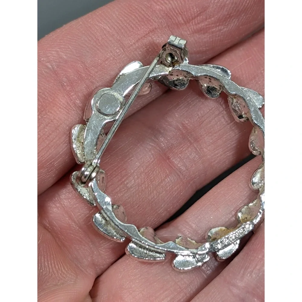 Vintage‎ Gerrys Silver Tone Heart Wreath Round Pin Brooch